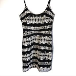 Devlin Sleeveless sheath dress Black white embroidery lined, short Size 0